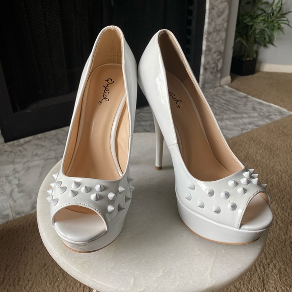 White spiked platform heel - Picture 2 of 2
